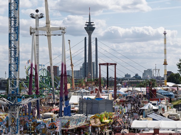 Das Bild zeigt eine Ansicht der Rheinkirmes 2026